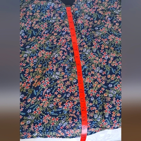 CeCe floral print blouse. Size small. EUC - Picture 8 of 10